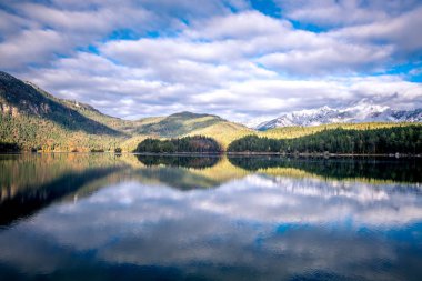 Eibsee gölü Almanya Garmisch sonbaharda