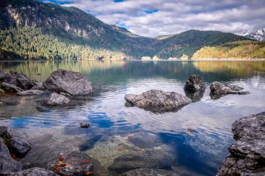 Eibsee gölü Almanya Garmisch sonbaharda