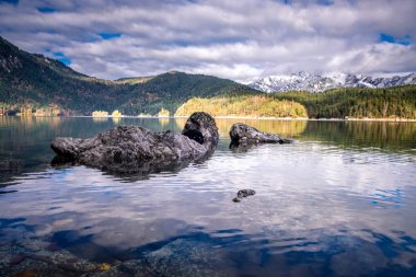 Eibsee gölü Almanya Garmisch sonbaharda