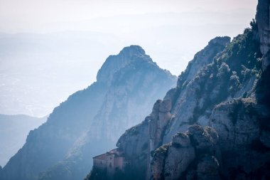 Dağlardaki hava manzaralı nehir. Monestir Santa Maria de Montserrat