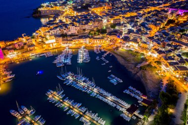 Castellammare del Golfo, Sicilya liman ve gezinti pistinden hava görüntüsü