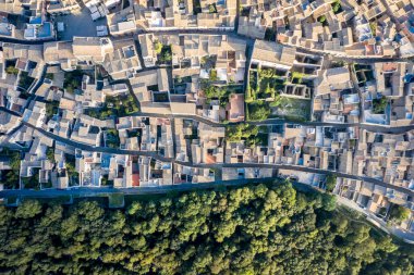 Sicilya 'nın Trapani bölgesindeki Erice kasabasının havadan aşağı manzarası.