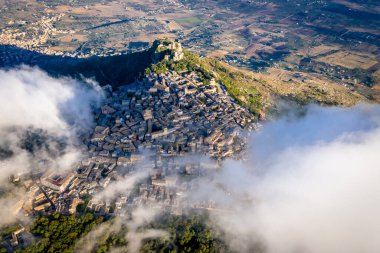 Sicilya 'nın Trapani bölgesindeki Erice kasabasının havadan aşağı manzarası.