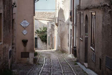 Antik Erice şehrinin caddesi. Sicilya, İtalya