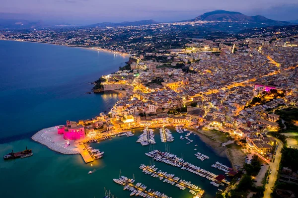 Castellammare del Golfo, Sicilya liman ve gezinti pistinden hava görüntüsü