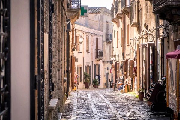 Antik Erice şehrinin caddesi. Sicilya, İtalya