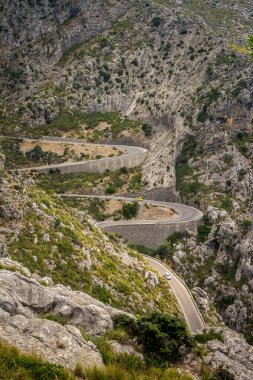 Dağlarda yol. Güzel manzara. İspanya, Mayorka. Hava görünümü