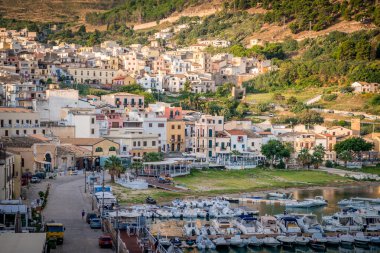 Castellamare del Golfo, Sicilya, İtalya. Sabah manzarası