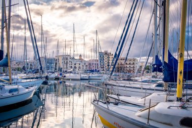Sicilya, İtalya 'da tekneleri ve yatları olan Palermo limanlı bir deniz manzarası.