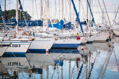 Sicilya, İtalya 'da tekneleri ve yatları olan Palermo limanı.