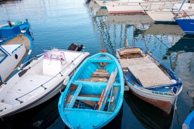 Palermo, Sicilya 'daki eski limanda balıkçı tekneleri olan deniz burnu. İtalya' da.