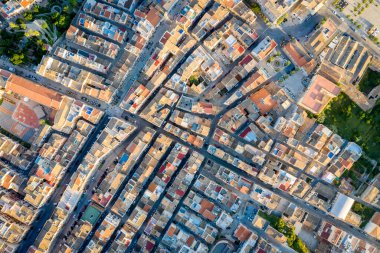 Castellammare del Golfo, Sicilya 'daki evlerin çatılarından ve sokakların dronundan gökyüzü manzarası