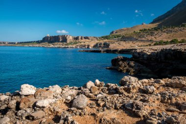 Santa Margherita, Bue Marino ve Macari plajlarının arka planında Monte Cofano Mount, San Vito Lo Capo, Trapani, Sicilya, İtalya