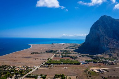 Santa Margherita, Bue Marino ve Macari plajlarının arka planında Monte Cofano Mount, San Vito Lo Capo, Trapani, Sicilya, İtalya