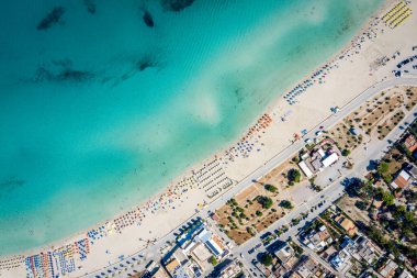 San Vito Lo Capo 'nun hava manzarası, Sicilya beyaz kum plajı. Güneş pansiyonları, şemsiyeler, şehir evleri ve deniz, bir kuadrokopterden manzara