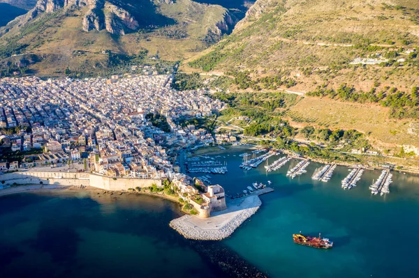 Vista aérea del puerto de Castellammare del Golfo, Sicilia, Italia — Foto de Stock