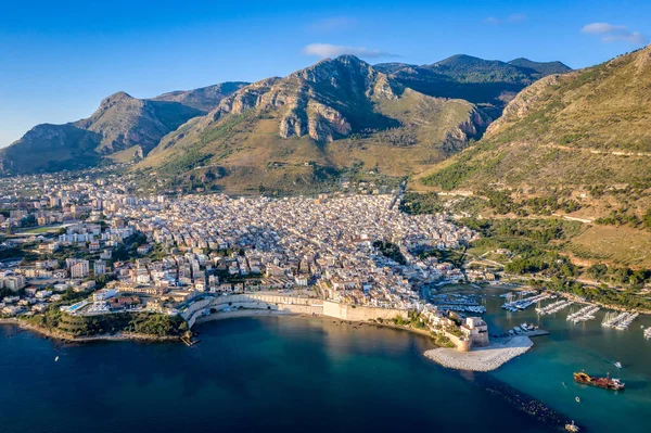 Vista aérea del puerto de Castellammare del Golfo, Sicilia, Italia — Foto de Stock