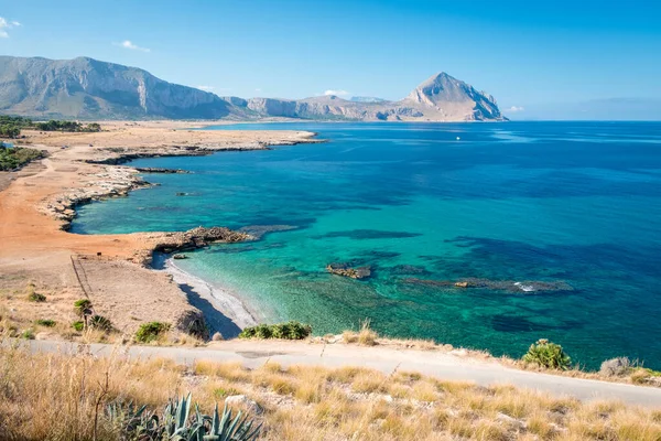 Azure Tyrrenska havet pittoreska bukten, Monte Cofano mount och Bue Marino Beach Visa, Macari, San Vito Lo Capo regionen, Sicilien, Italien. Människor är oigenkännlig. — Stockfoto