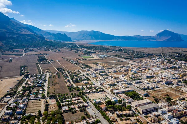 Playa de Santa Margherita, Bue Marino y Macari con monte Cofano en el fondo, San Vito Lo Capo, Trapani, Sicilia, Italia — Foto de Stock