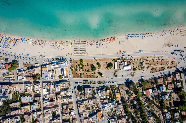 Vista aérea de San Vito Lo Capo, praia de areia branca da Sicília. Espreguiçadeiras, guarda-sóis, casas da cidade e do mar, vista de um quadricóptero — Fotografia de Stock