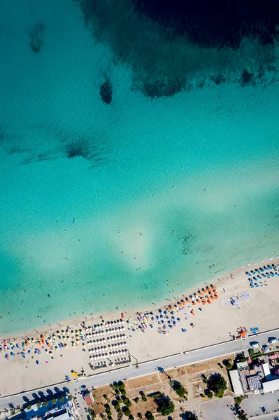 Vista aérea de San Vito Lo Capo, praia de areia branca da Sicília. Espreguiçadeiras, guarda-sóis e o mar, vista de um quadricóptero — Fotografia de Stock