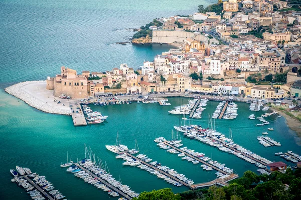 Вид с воздуха на порт Кастелламаре дель Гольфо, Сицилия, Италия — стоковое фото