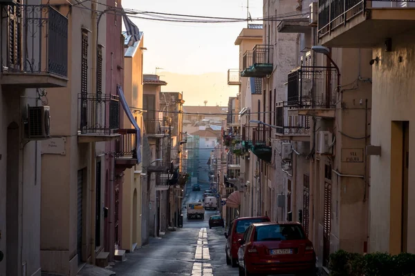 Утренние улицы Кастелламаре-дель-Гольфо, Сицилия в Италии — стоковое фото