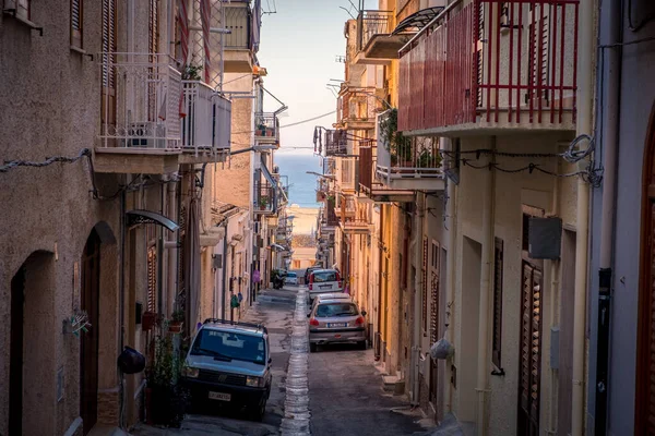 Утренние улицы Кастелламаре-дель-Гольфо, Сицилия в Италии — стоковое фото