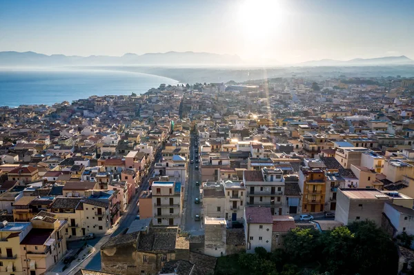 意大利西西里的Castellamare del Golfo 。 上午的城市景观 — 图库照片