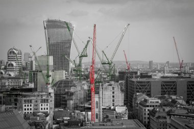 Londra 'nın modern vinçleri inşa ediliyor. Siyah ve silik şehir manzarası