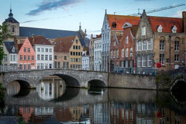 Bruges, Belçika. Gün batımında şehir manzarası