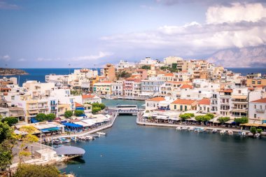 Yunanistan 'ın Girit adasındaki Agios Nikolaos kasabasına hava manzarası.