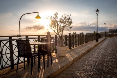 Sabahleyin Castellammare-del-Golfo, İtalya 'da Sicilya' da kafe masaları