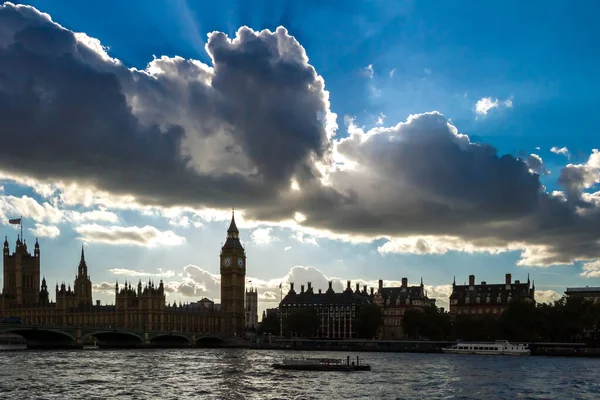Cityscape of silhouette Big Ben e Westminster Bridge com rio Tâmisa Londres, Reino Unido — Fotografia de Stock