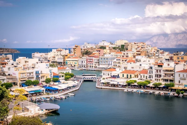 Vista aérea a Agios Nikolaos, ciudad en la isla de Creta en Grecia . — Foto de Stock