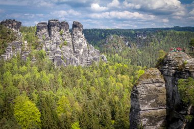 Saxon İsviçre 'deki kayalık dağları, gün doğumunda ve Elbe nehri üzerindeki sis, Sakson İsviçre Ulusal Parkı