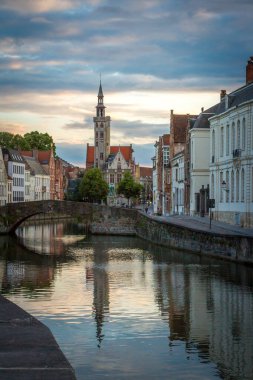 Bruges, Belçika. Gün batımında şehir manzarası