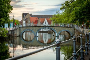 Bruges, Belçika. Gün batımında şehir manzarası