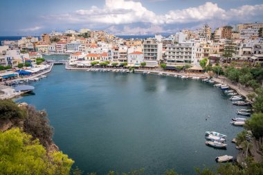 Yunanistan 'ın Girit adasındaki Agios Nikolaos kasabasına hava manzarası.