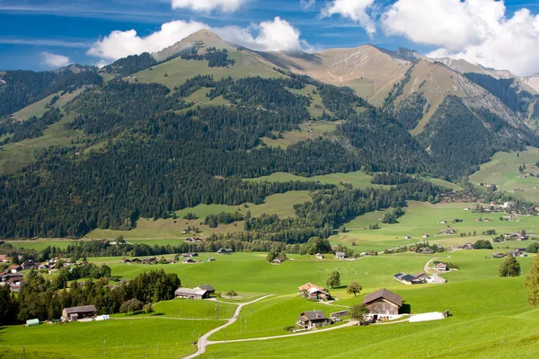 Paesaggio vicino a Gstaad, vista estiva al villaggio di Saanen — Foto Stock