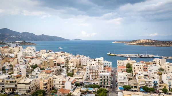 Vista aérea a Agios Nikolaos, ciudad en la isla de Creta en Grecia . — Foto de Stock