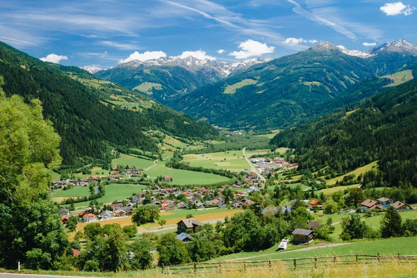 Utsikt Mot Alpin Stad Lienze Österrike Sommarsäsongen — Stockfoto