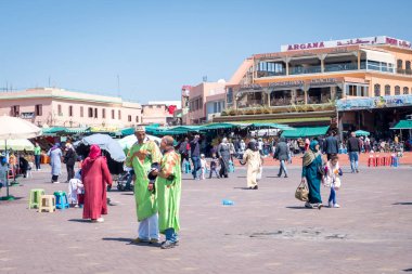MARRAKESH, FOCCO - 10 Nisan 2019: Marakeş Medine pazarındaki insanlar