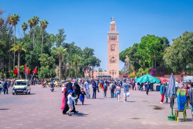 MARRAKESH, FOCCO - 10 Nisan 2019: Marakeş Medine pazarındaki insanlar