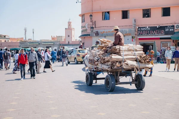 モロッコのマラケシュ エイプリル10 2019 ドンキーはマラケシュのメディア市場で男とカートを運ぶ — ストック写真