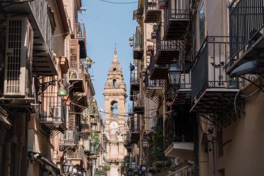 CEFALU, İTALYA - 29 EYLÜL 2019: Balkonları ve kıyafetleri olan eski bir kasaba sokağı