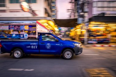 PATTAYA, THAILAND - Şubat 02, 2019: Pattaya Caddesi 'ndeki trafikte tuk-tuk