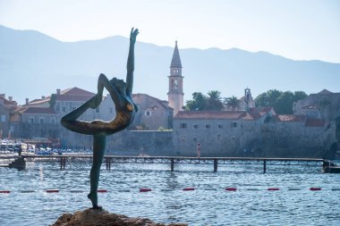 BUDVA, MONTENEGRO - 07 Temmuz 2019 Morningl Heykel Balerin Manzarası