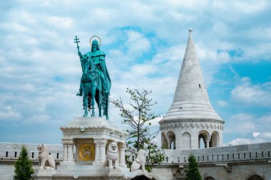 BUDAPEST, Macaristan - Mayıs 02, 2019: Macaristan 'ın Budapeşte, Macaristan' daki Budapeşte Şatosu 'ndaki Balıkçı Kalesi' nin önündeki ilk Macaristan kralı Aziz Stephen anıtı. Kare resim
