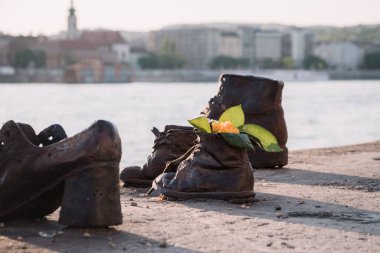 BUDAPEST, HUNGARY - 02 Mayıs 2019: Budapeşte 'deki Tuna Bankası Anıtı' nın Ayakkabıları. 2. Dünya Savaşı 'nda idam edilen Yahudiler için demir ayakkabılar.